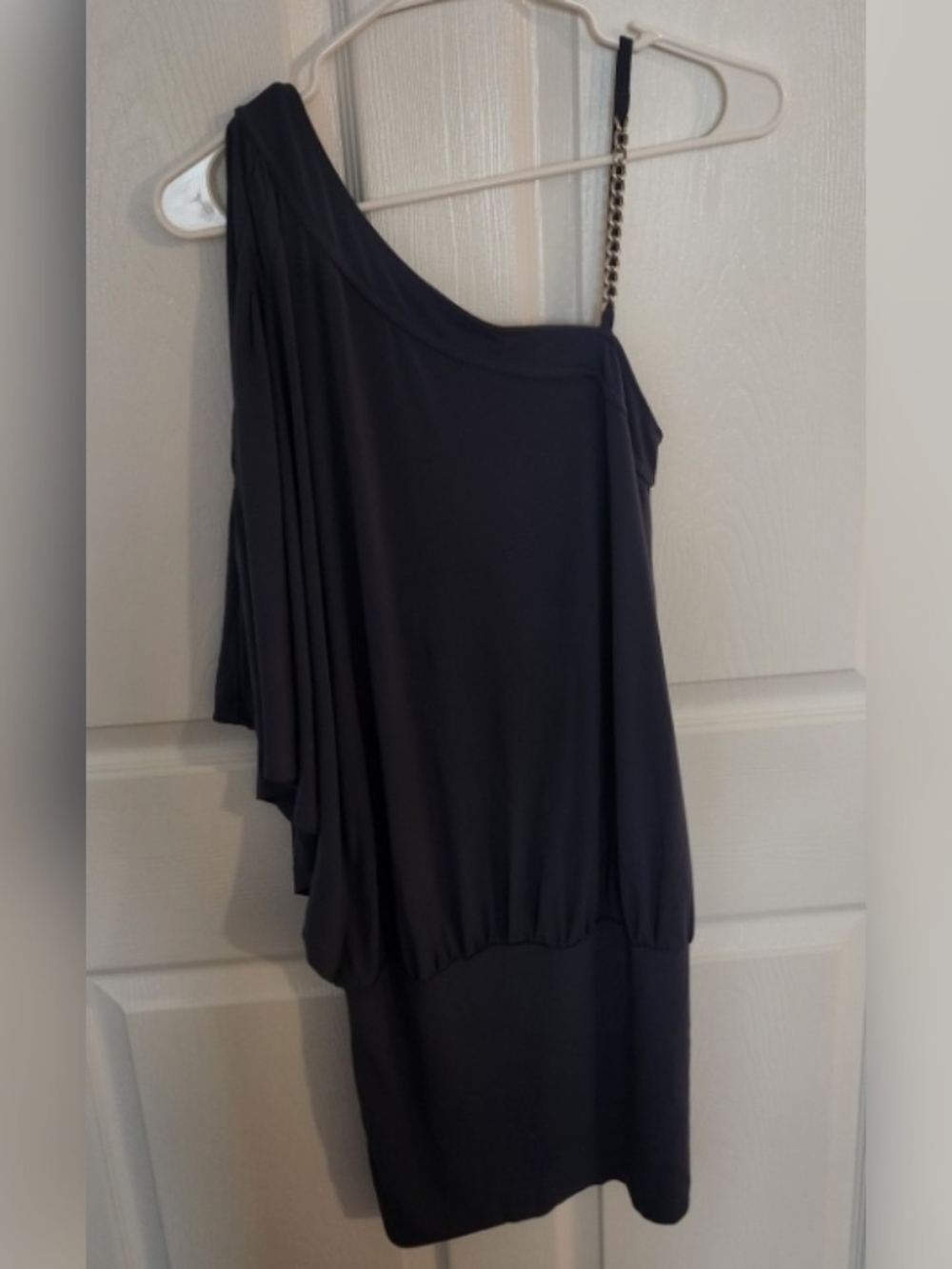 VENUS One-Shoulder Black Dress with Chain Strap Accent